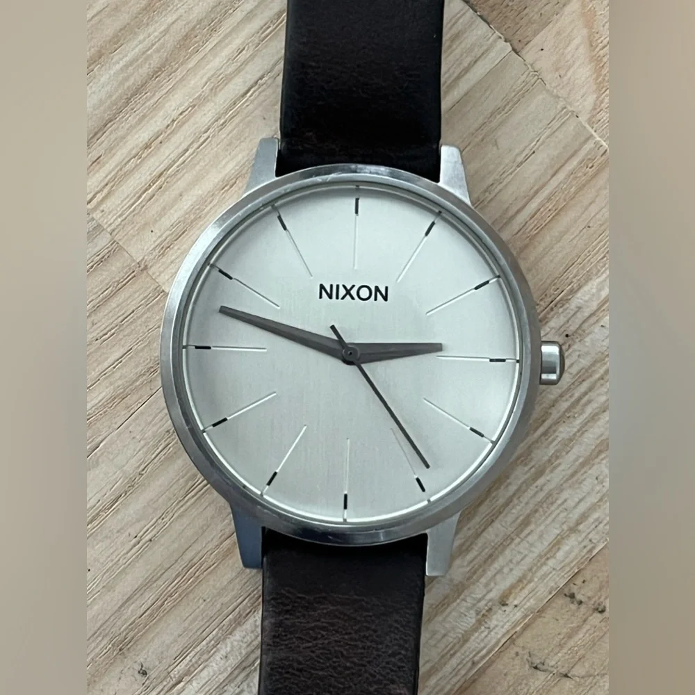 Nixon Movin’ Out The Kensington Brown Leather Stainless Dial Hands Markers
